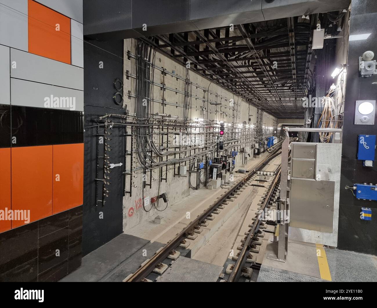 Ammira il tunnel della metropolitana con cavi e metropolitana alla stazione Novatorskaya Новаторская sulla linea Troitskaja della metropolitana di Mosca Foto Stock