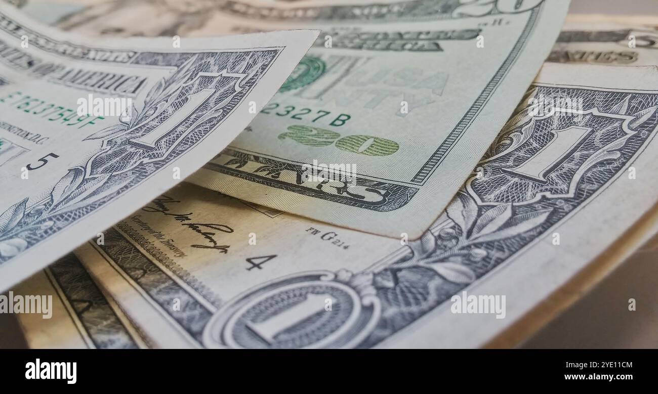 Una pila di dollari USA banconote in contanti parziali concetto di finanza monetaria attenzione selettiva. Foto Stock