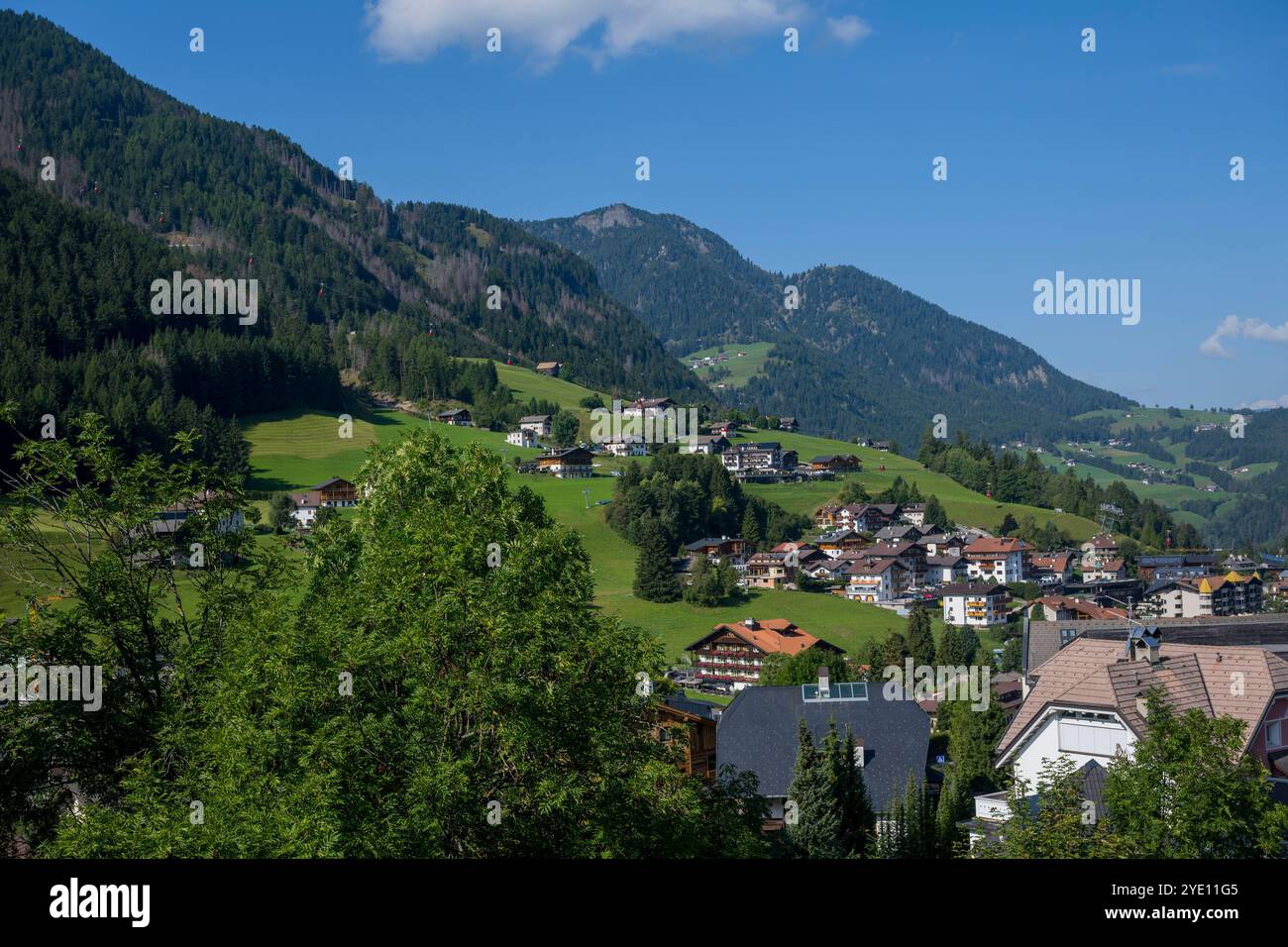 Vista della Val Gardena a Ortisei, delle Dolomiti, dell'alto Adige e dell'Italia settentrionale. Foto Stock