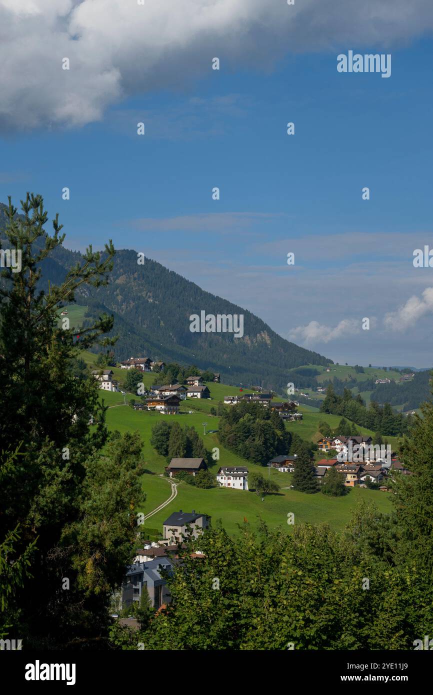 Vista della Val Gardena a Ortisei, delle Dolomiti, dell'alto Adige e dell'Italia settentrionale. Foto Stock