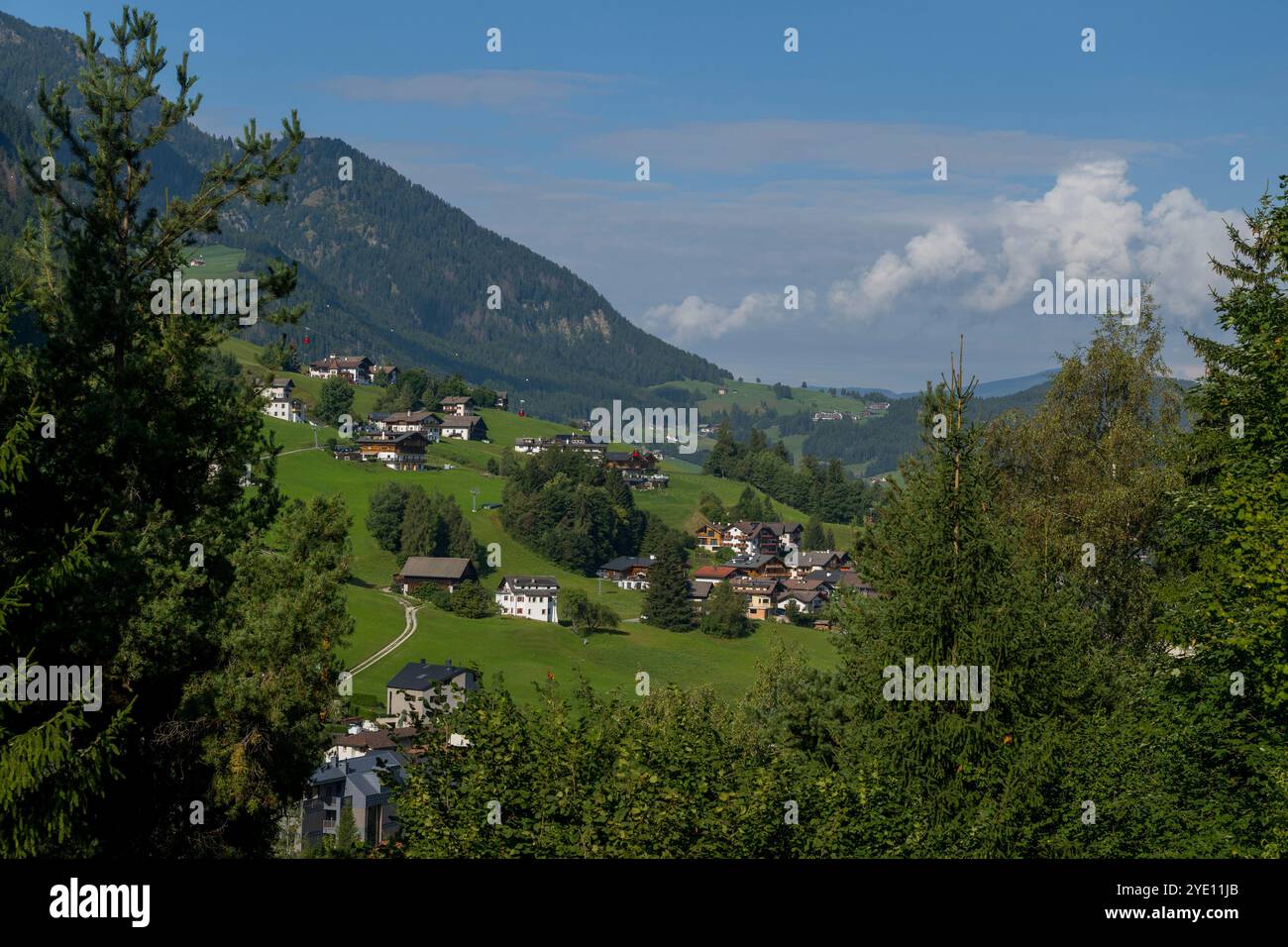 Vista della Val Gardena a Ortisei, delle Dolomiti, dell'alto Adige e dell'Italia settentrionale. Foto Stock