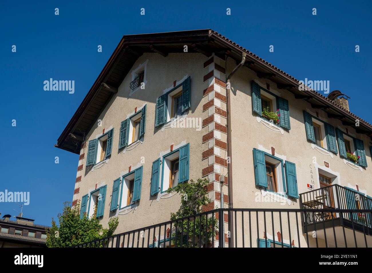 Una casa a Ortisei in Val Gardena, Dolomiti, alto Adige e Nord Italia. Foto Stock