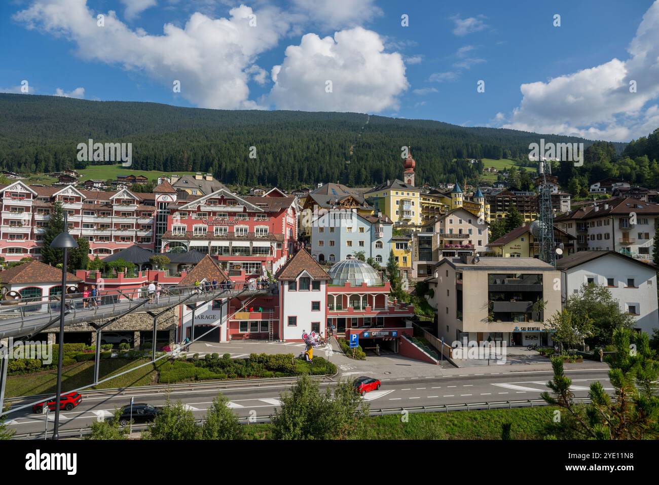 Vista sul centro di Ortisei in Val Gardena, sulle Dolomiti, sull'alto Adige e sull'Italia settentrionale. Foto Stock