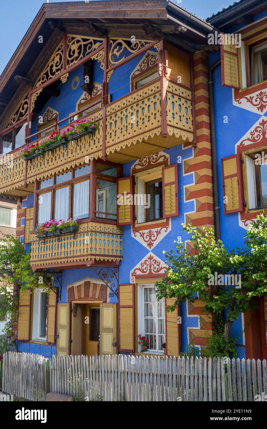 Una casa colorata a Ortisei in Val Gardena, Dolomiti, alto Adige e Nord Italia. Foto Stock