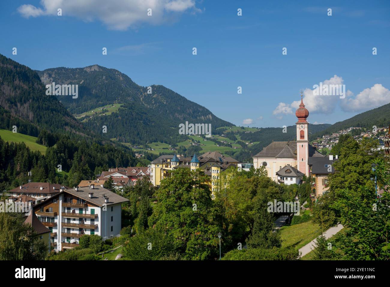 Vista della chiesa di Ortisei in Val Gardena, sulle Dolomiti, sull'alto Adige e sull'Italia settentrionale. Foto Stock