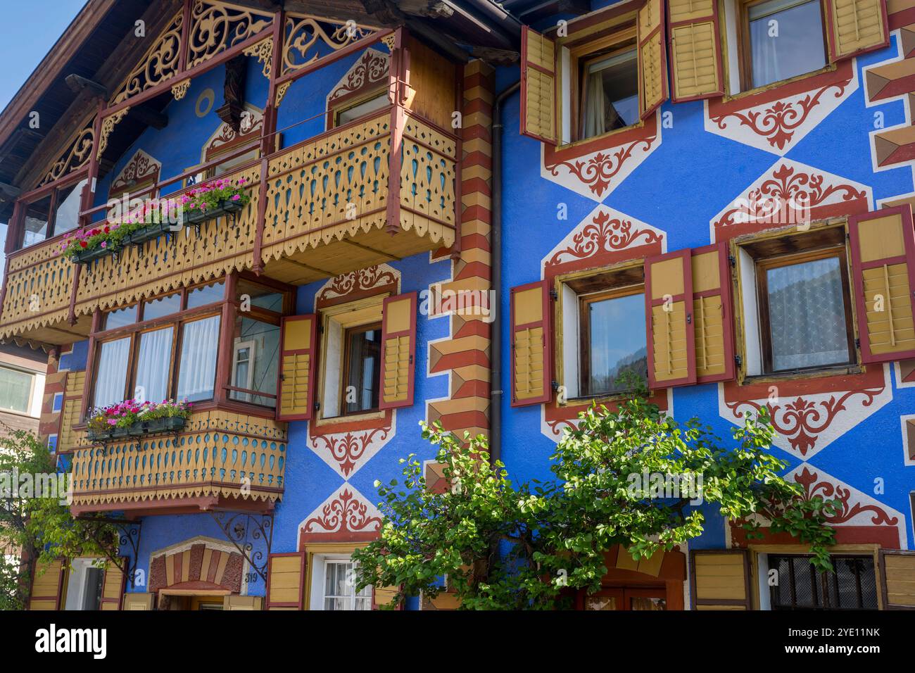 Una casa colorata a Ortisei in Val Gardena, Dolomiti, alto Adige e Nord Italia. Foto Stock