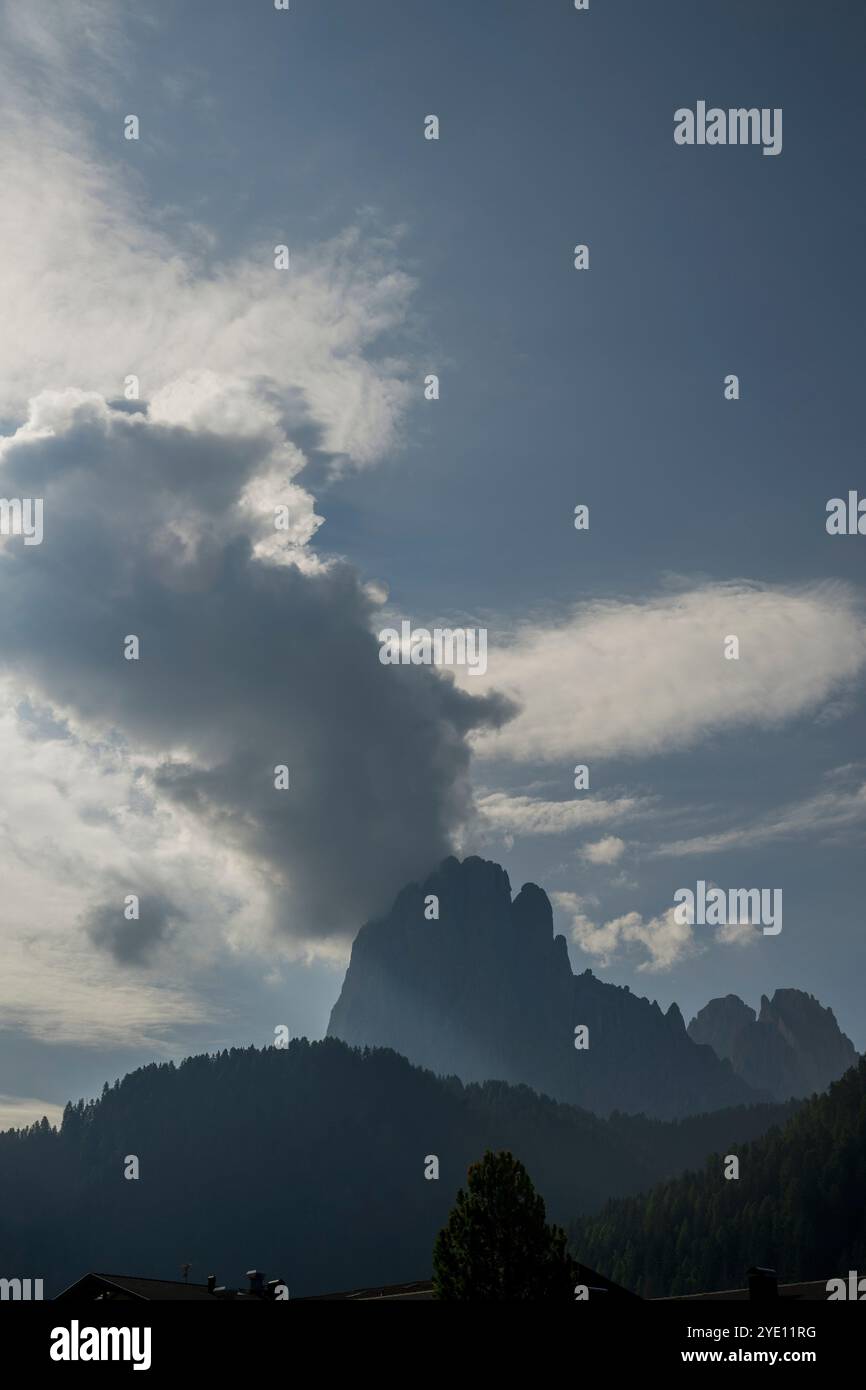 Vista del monte Langkofel (Sassolungo) da Santa Cristina, Val Gardena, Dolomiti, alto Adige e Italia settentrionale. Foto Stock