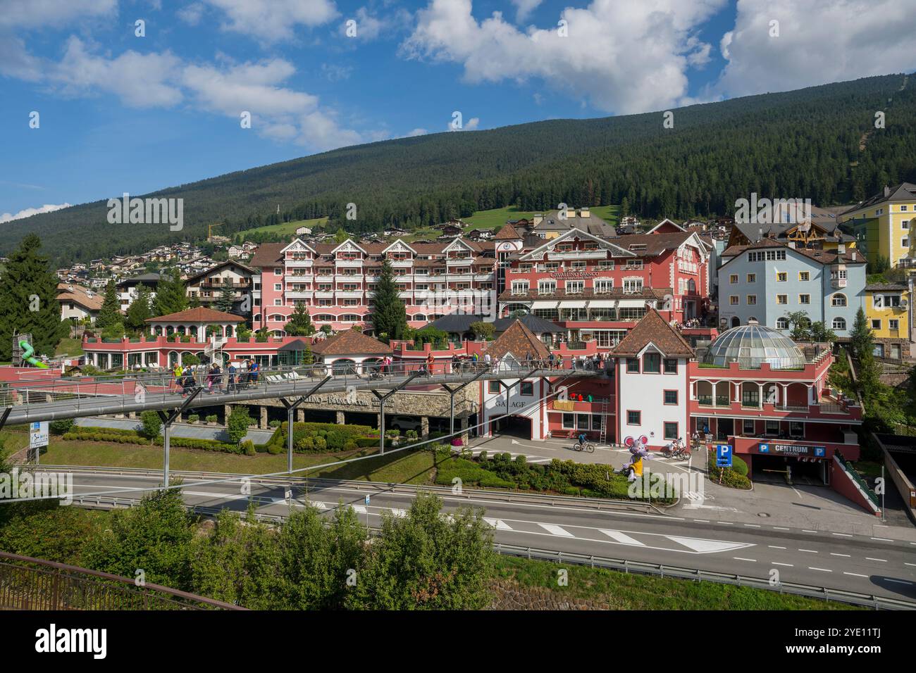 Vista sul centro di Ortisei in Val Gardena, sulle Dolomiti, sull'alto Adige e sull'Italia settentrionale. Foto Stock