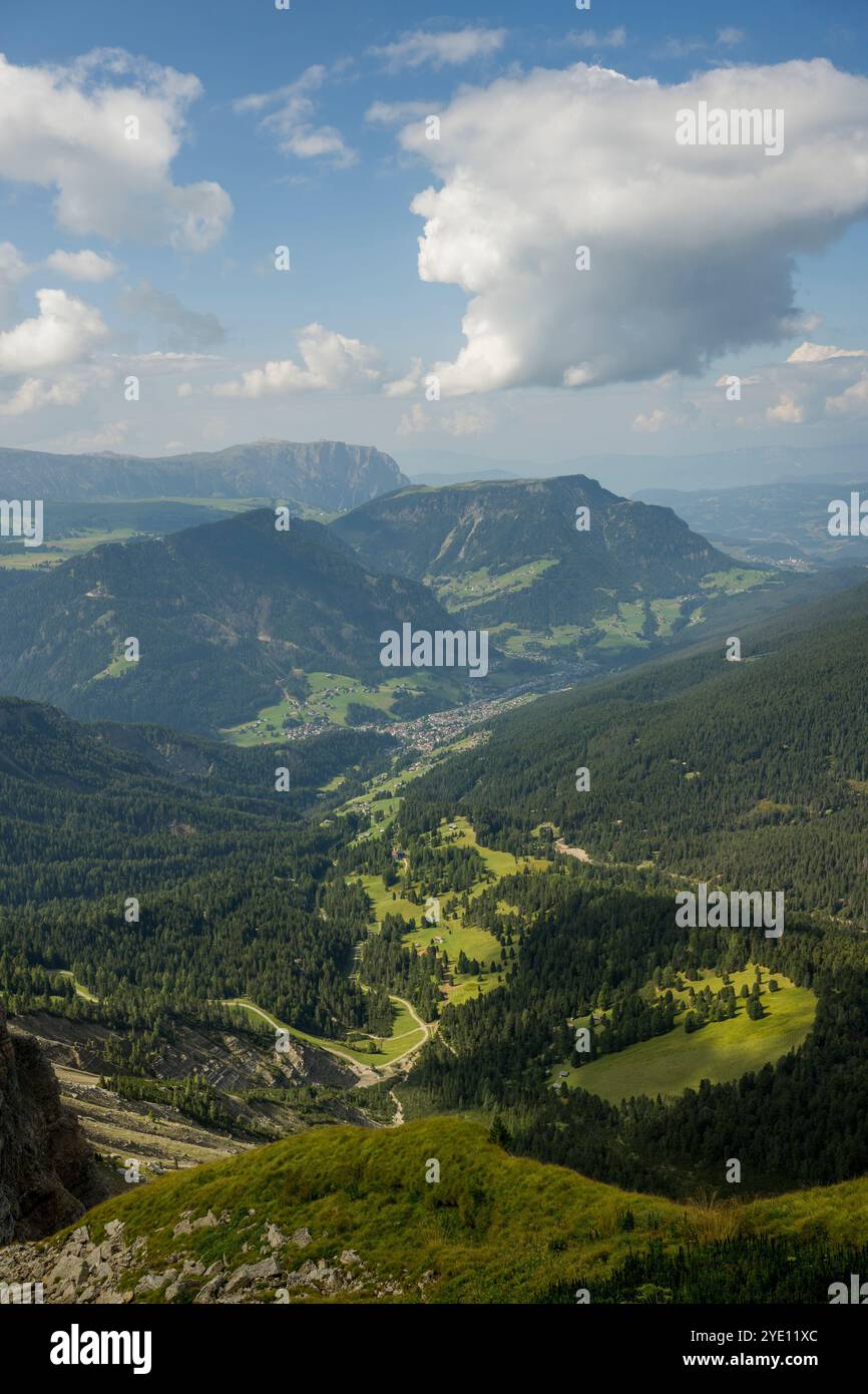 Vista da Seceda, sopra Ortisei (Sankt Ulrich) della Val Gardena, delle Dolomiti, dell'alto Adige e dell'Italia settentrionale. Foto Stock