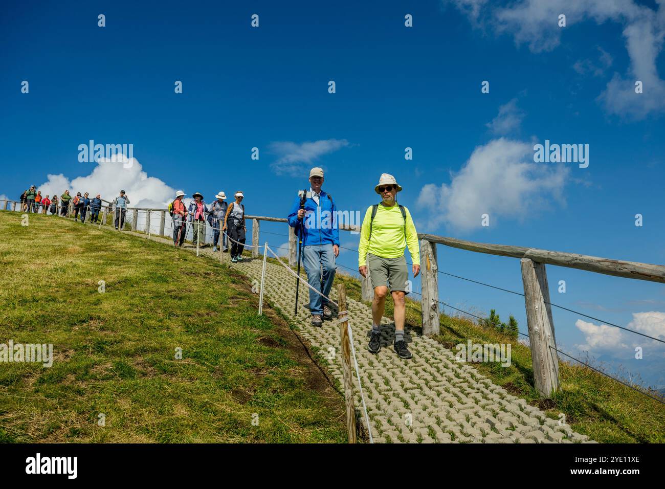 Escursionisti sul monte Seceda, sopra Ortisei (Sankt Ulrich) in Val Gardena, Dolomiti, alto Adige e Nord Italia. Foto Stock
