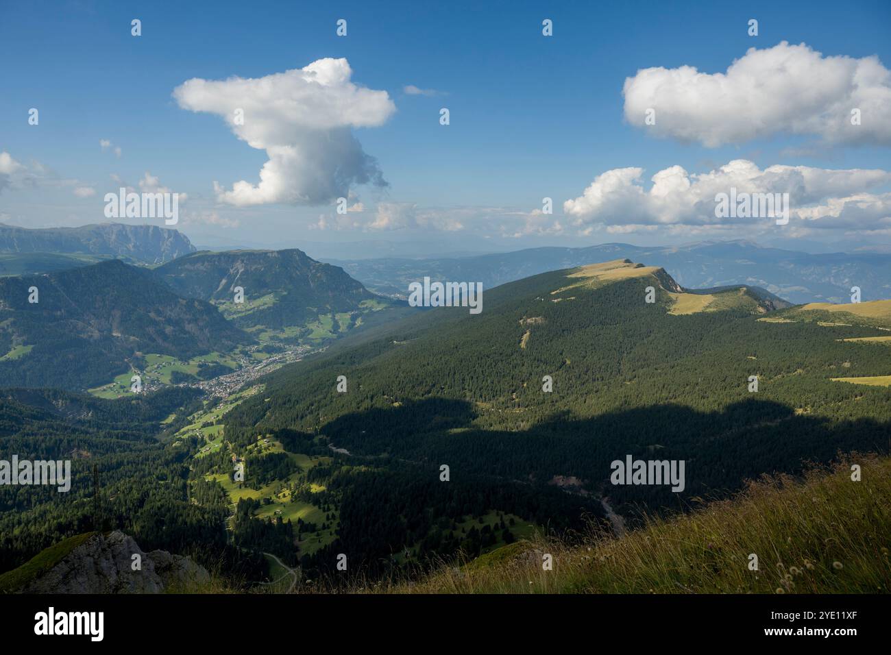 Vista da Seceda, sopra Ortisei (Sankt Ulrich) della Val Gardena, delle Dolomiti, dell'alto Adige e dell'Italia settentrionale. Foto Stock