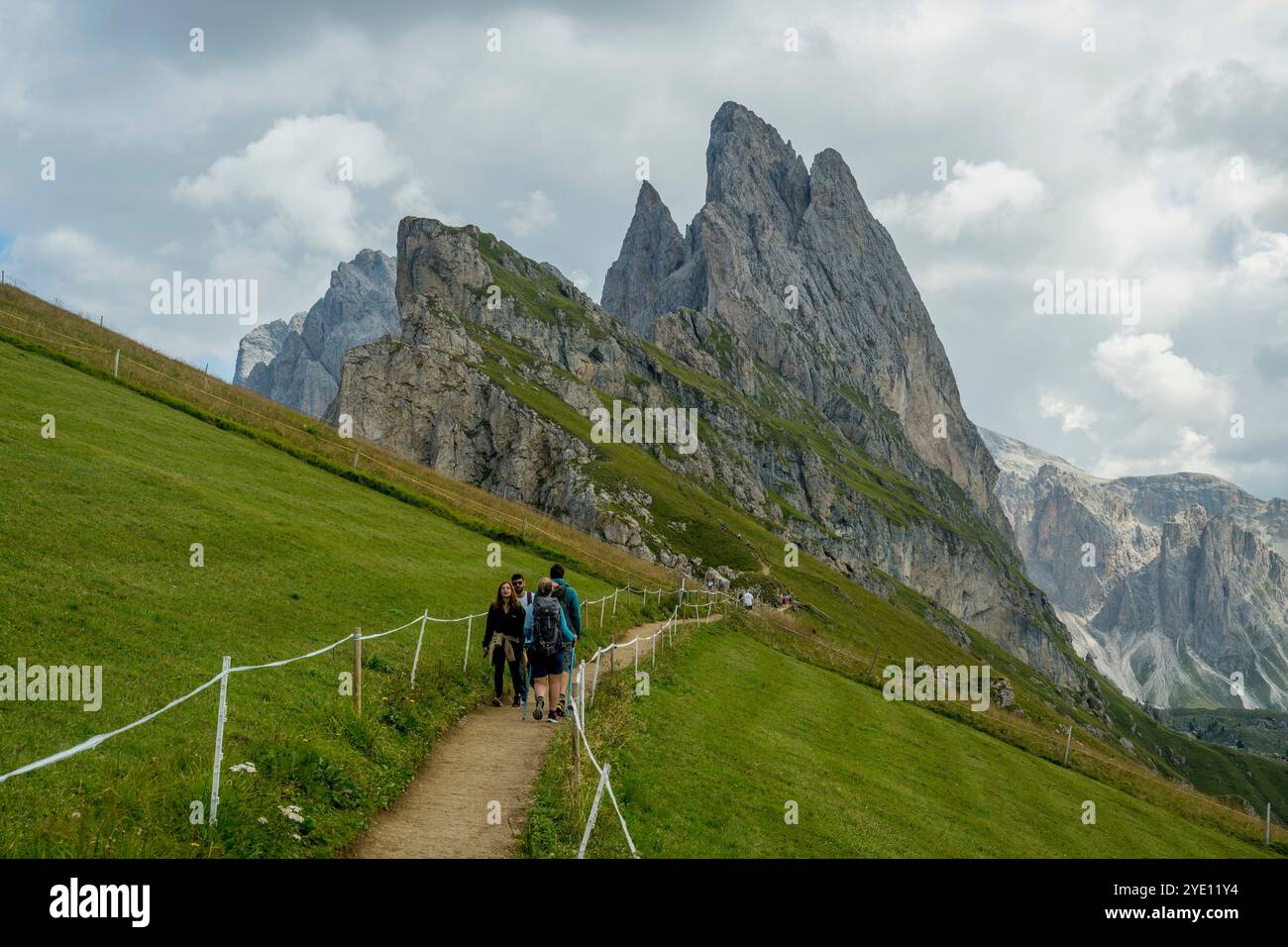 Escursionisti sul monte Seceda, sopra Ortisei (Sankt Ulrich) in Val Gardena, Dolomiti, alto Adige e Nord Italia. Foto Stock