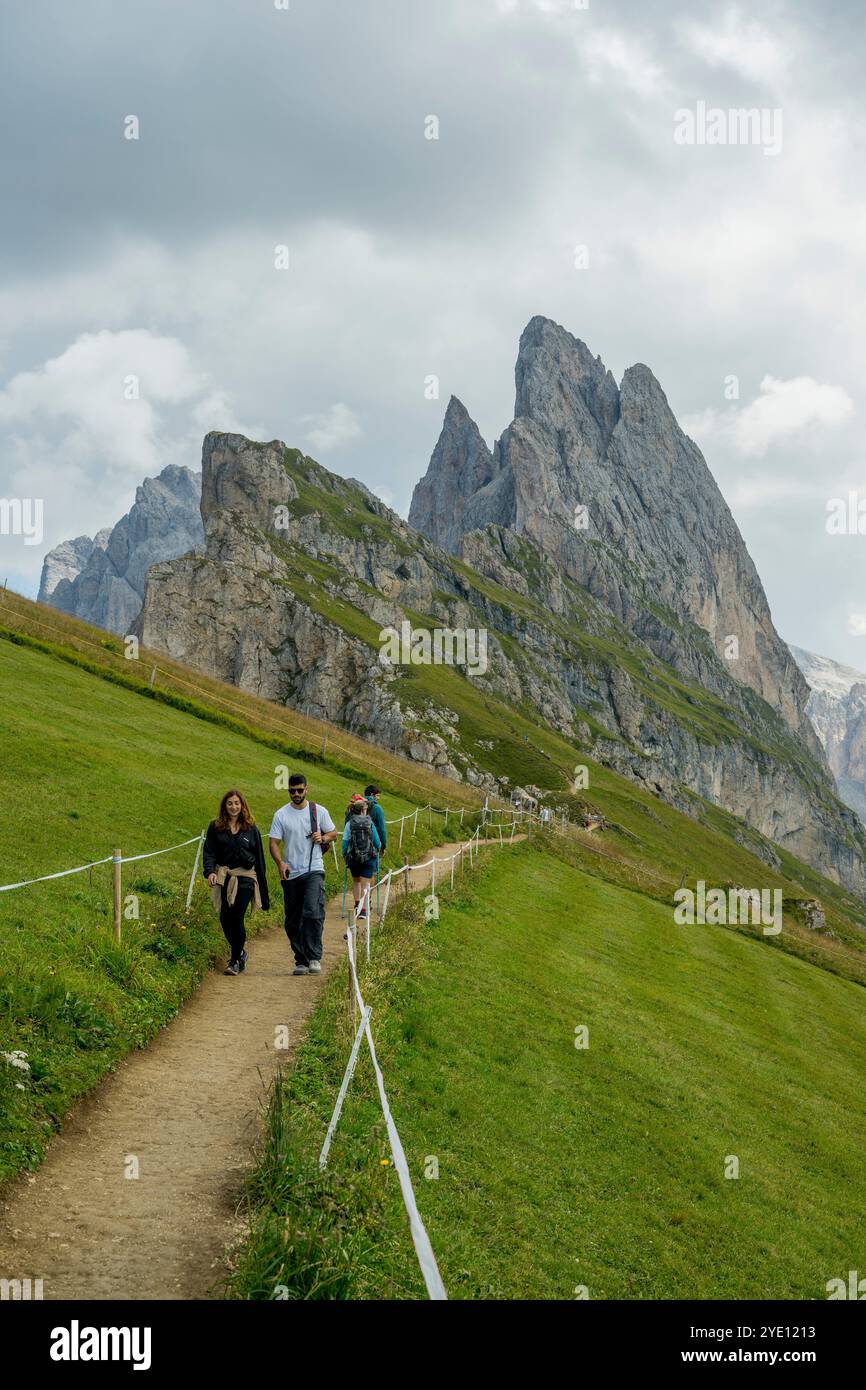 Escursionisti sul monte Seceda, sopra Ortisei (Sankt Ulrich) in Val Gardena, Dolomiti, alto Adige e Nord Italia. Foto Stock