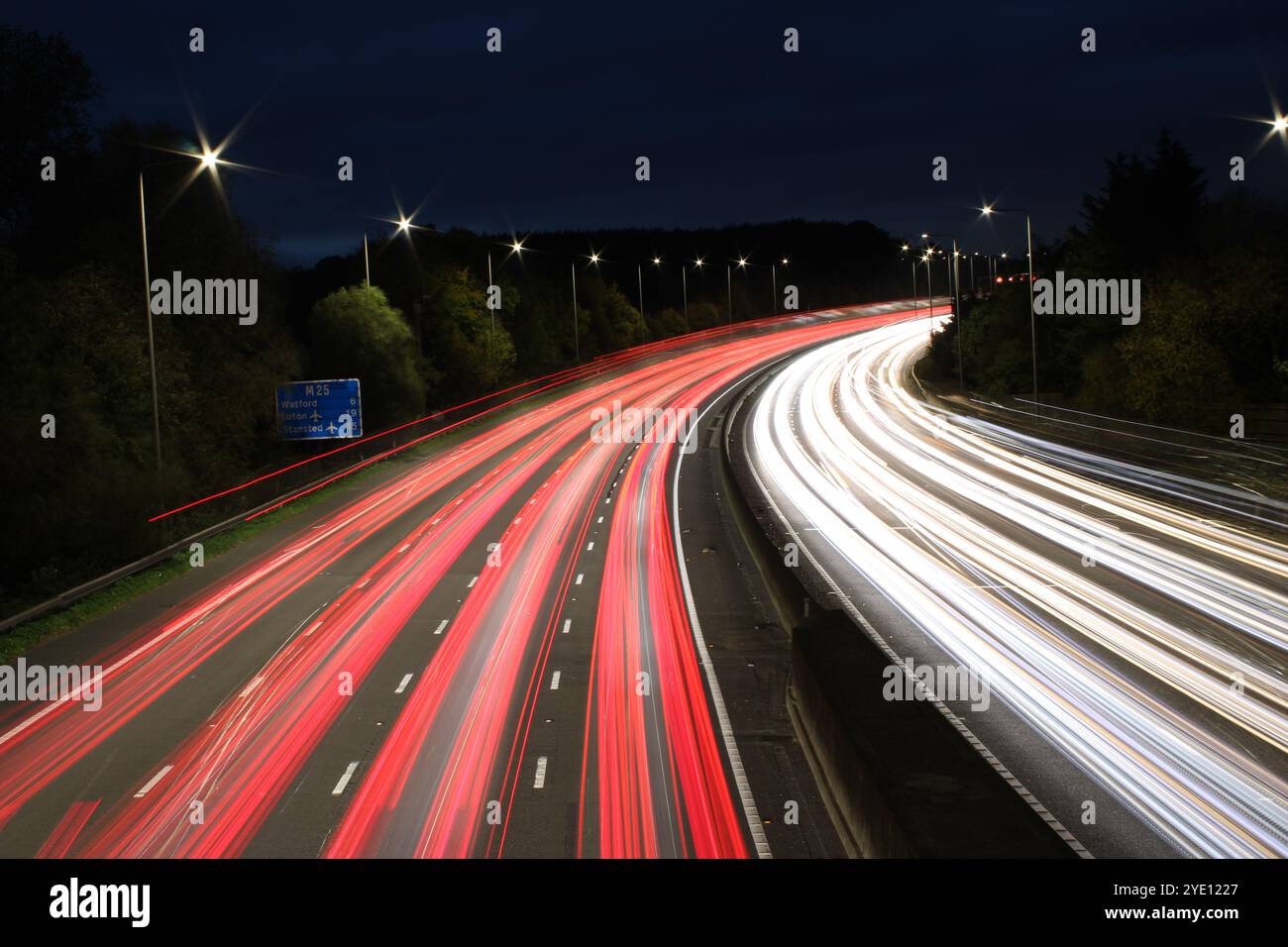 Autostrada M25 trafficata in senso orario verso nord Foto Stock