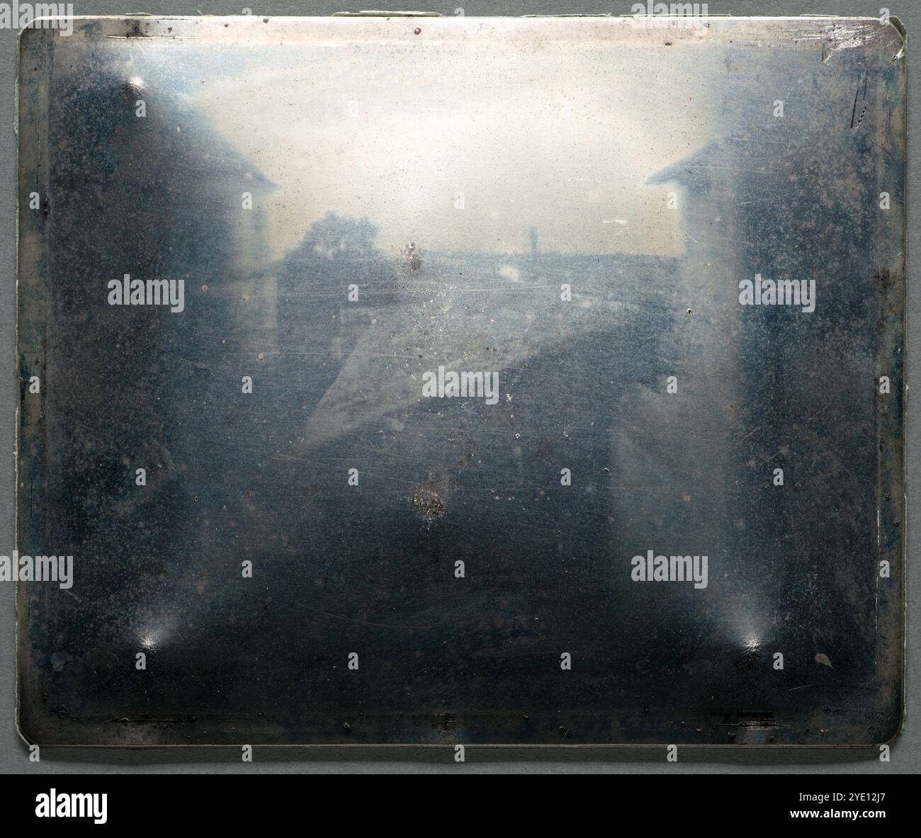 Vista dalla finestra di le Gras (titolo originale Pointe de Vue du Gras). Questa è la più antica fotografia conosciuta, risalente al 1826. Fu presa dall'inventore francese Nicéphore Niépce. È fatto di bitume su un piatto di peltro. Il tempo di esposizione è stimato a 8 ore, anche se un ricercatore moderno con accesso alle note di Niépce suggerisce che l'esposizione è stata di diversi giorni. Foto Stock