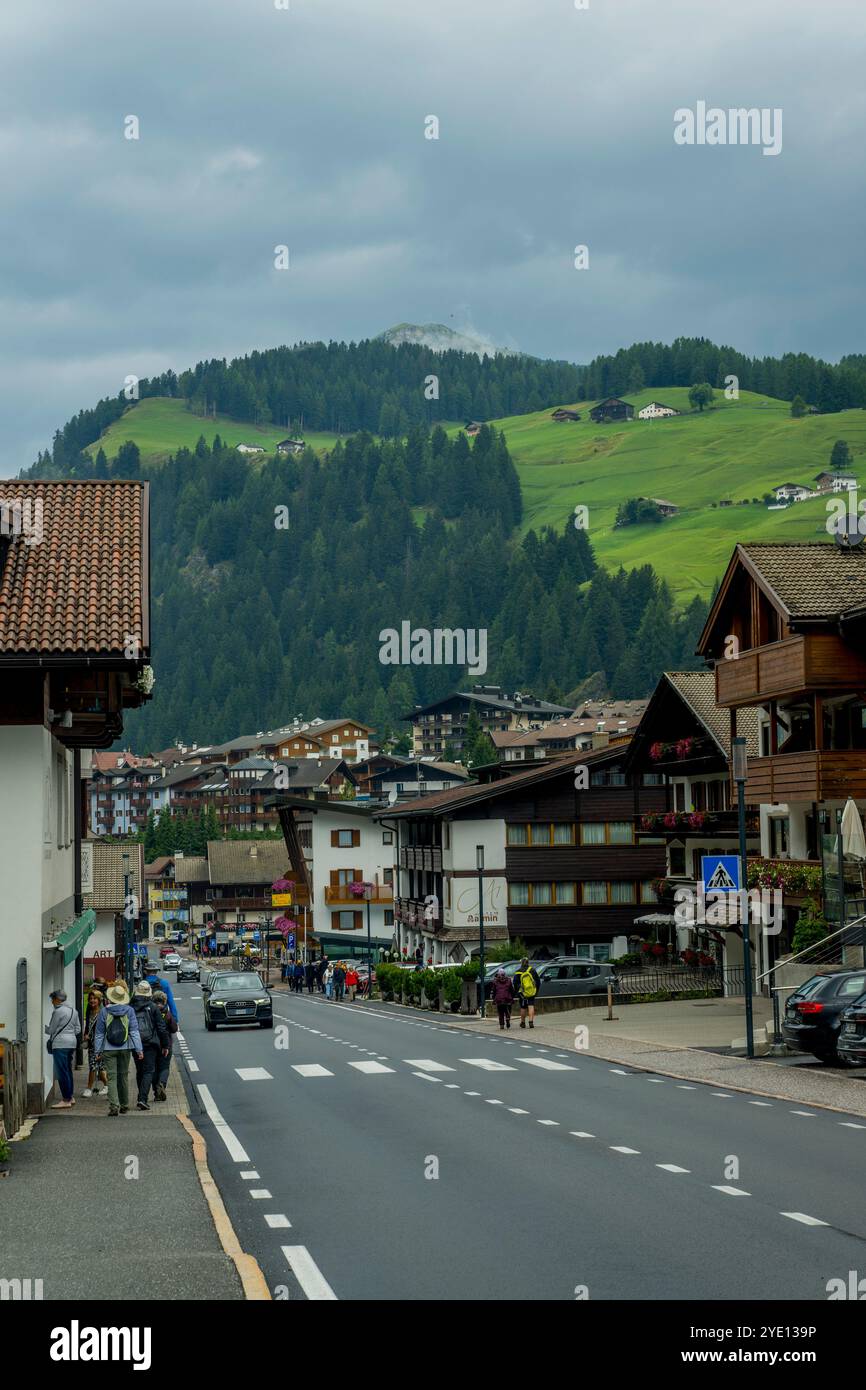 Scena di strada a Wolkenstein, in Val Gardena, Dolomiti, alto Adige e Nord Italia. Foto Stock
