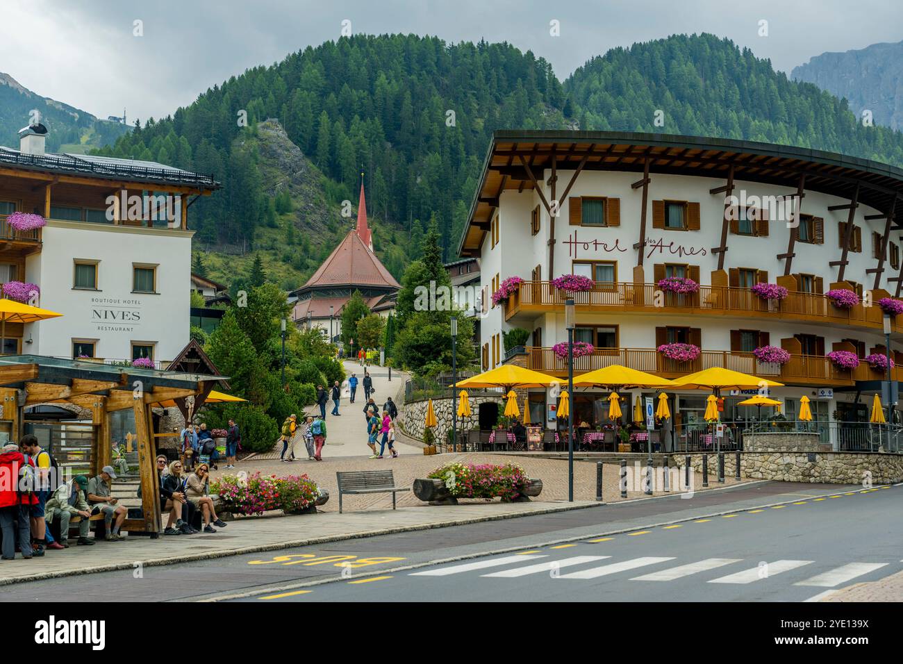 Scena di strada a Wolkenstein, in Val Gardena, Dolomiti, alto Adige e Nord Italia. Foto Stock