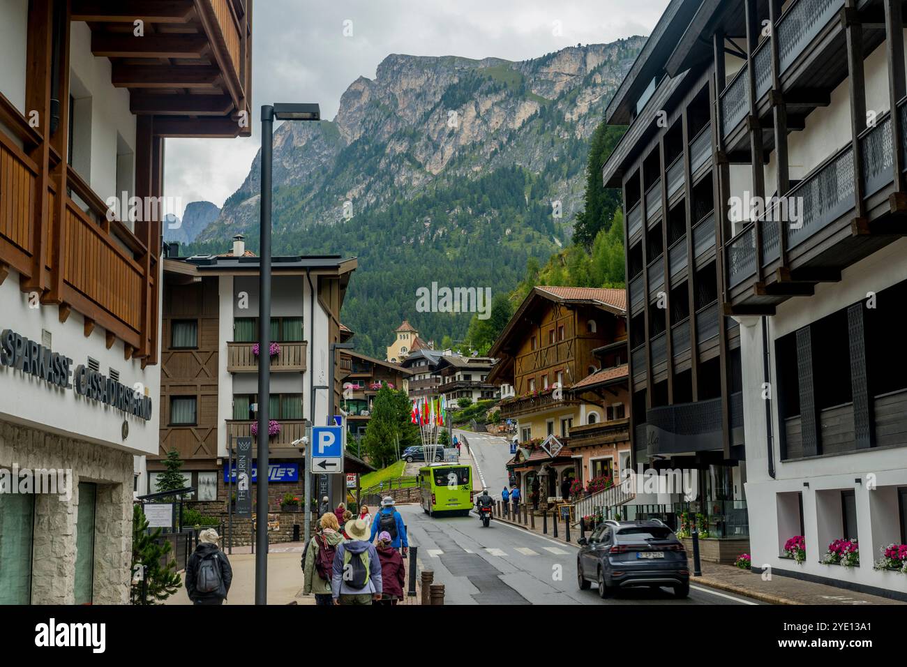 Scena di strada a Wolkenstein, in Val Gardena, Dolomiti, alto Adige e Nord Italia. Foto Stock