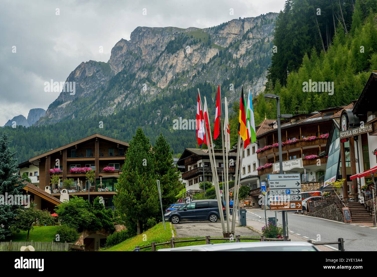 Scena di strada a Wolkenstein, in Val Gardena, Dolomiti, alto Adige e Nord Italia. Foto Stock