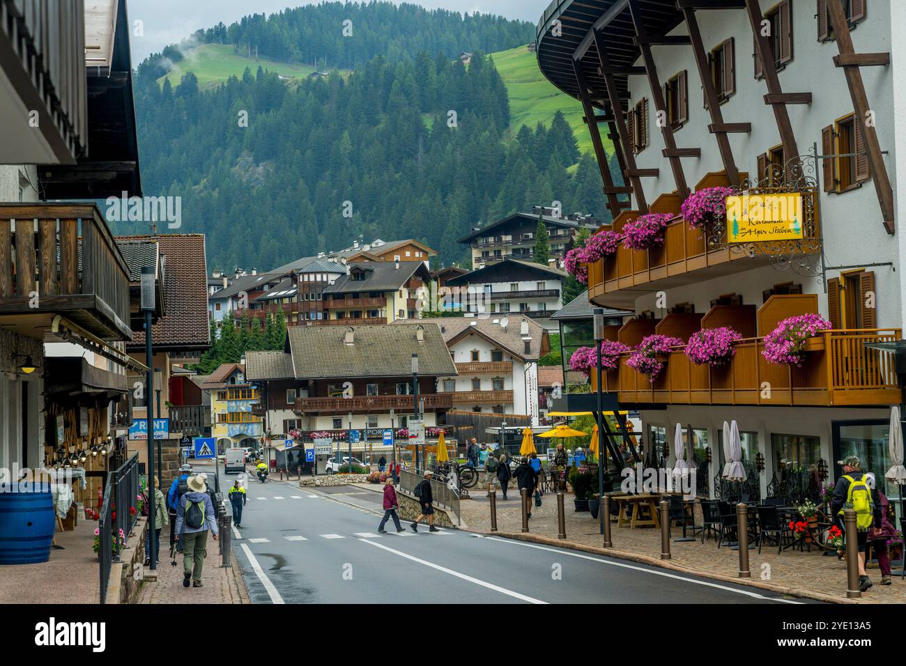 Scena di strada a Wolkenstein, in Val Gardena, Dolomiti, alto Adige e Nord Italia. Foto Stock