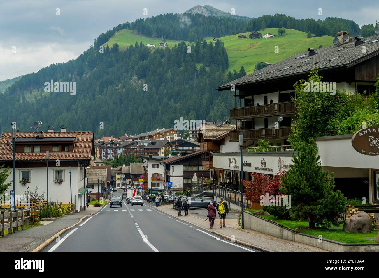 Scena di strada a Wolkenstein, in Val Gardena, Dolomiti, alto Adige e Nord Italia. Foto Stock