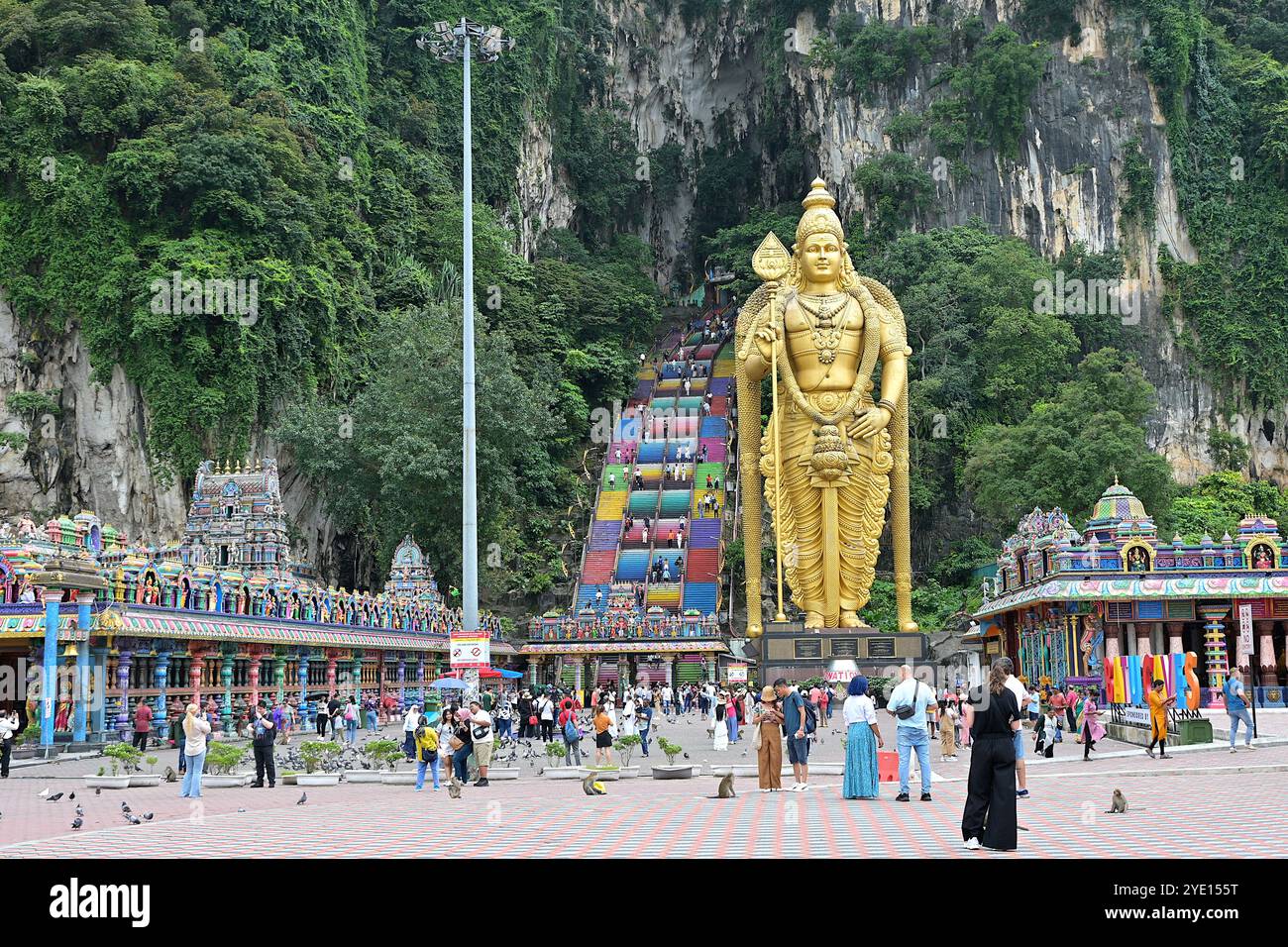 Ingresso principale alle grotte di Batu a Gombak con scalini che conducono al complesso e la statua di Lord Murugan alta 140 metri, la statua più alta della Malesia Foto Stock