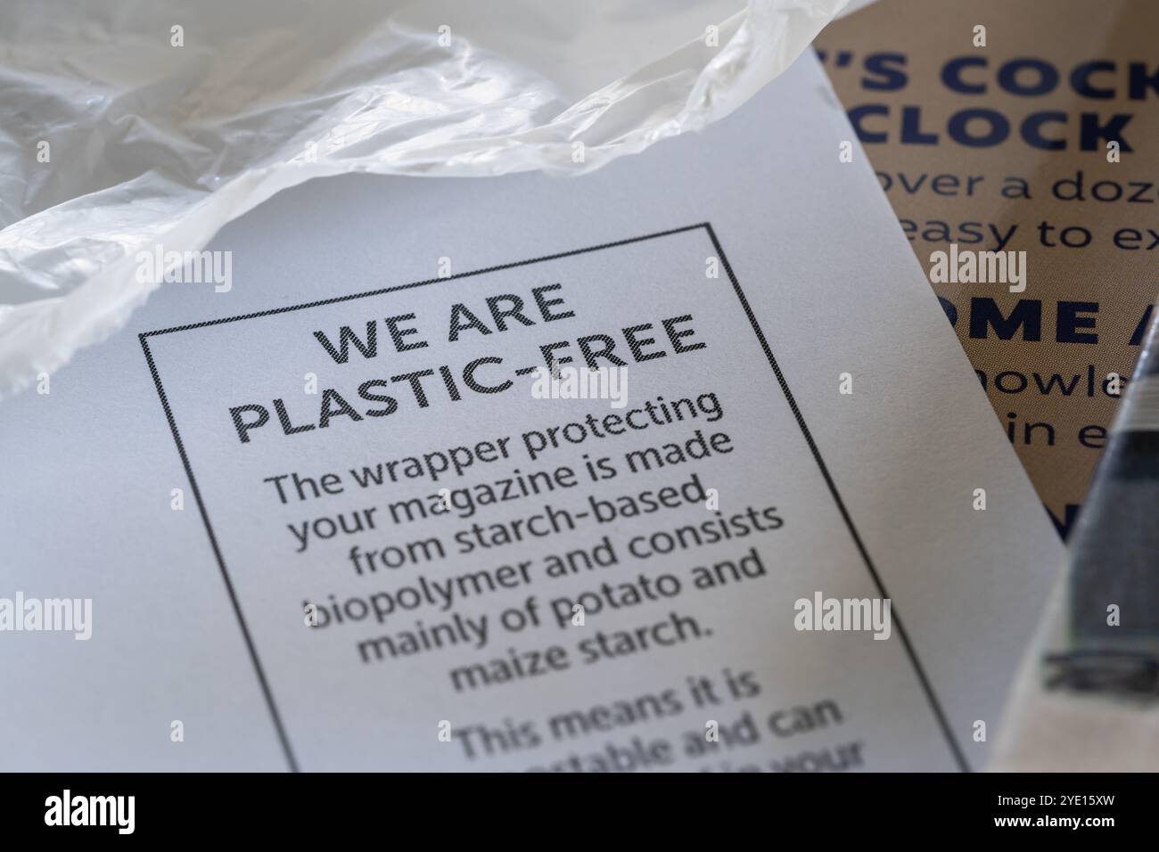 Involucro per biopolimero a base di amido biodegradabile e privo di plastica per una rivista in abbonamento (Psychology Today). Concetto: Senza plastica, eliminazione degli sprechi Foto Stock
