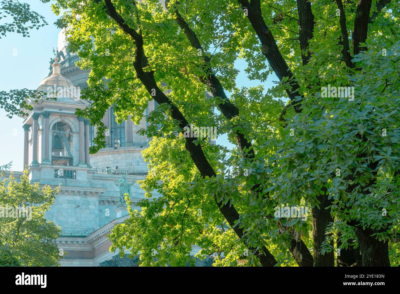 Cattedrale di Sant'Isaacs parzialmente oscurata dagli alberi a San Pietroburgo Foto Stock Cattedrale di Sant'Isaacs parzialmente oscurata dagli alberi a San Pietroburgo Foto Stock