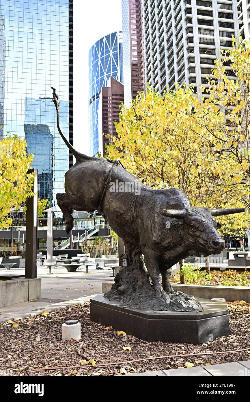 Una statua di un toro di fronte al Exchange a Calgary, AB, Canada Foto Stock