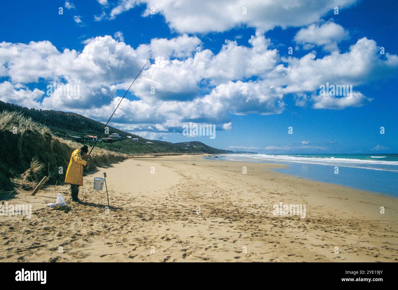 Pescatore solitario a Eastern View sulla Great Ocean Road, Victoria, Australia Foto Stock