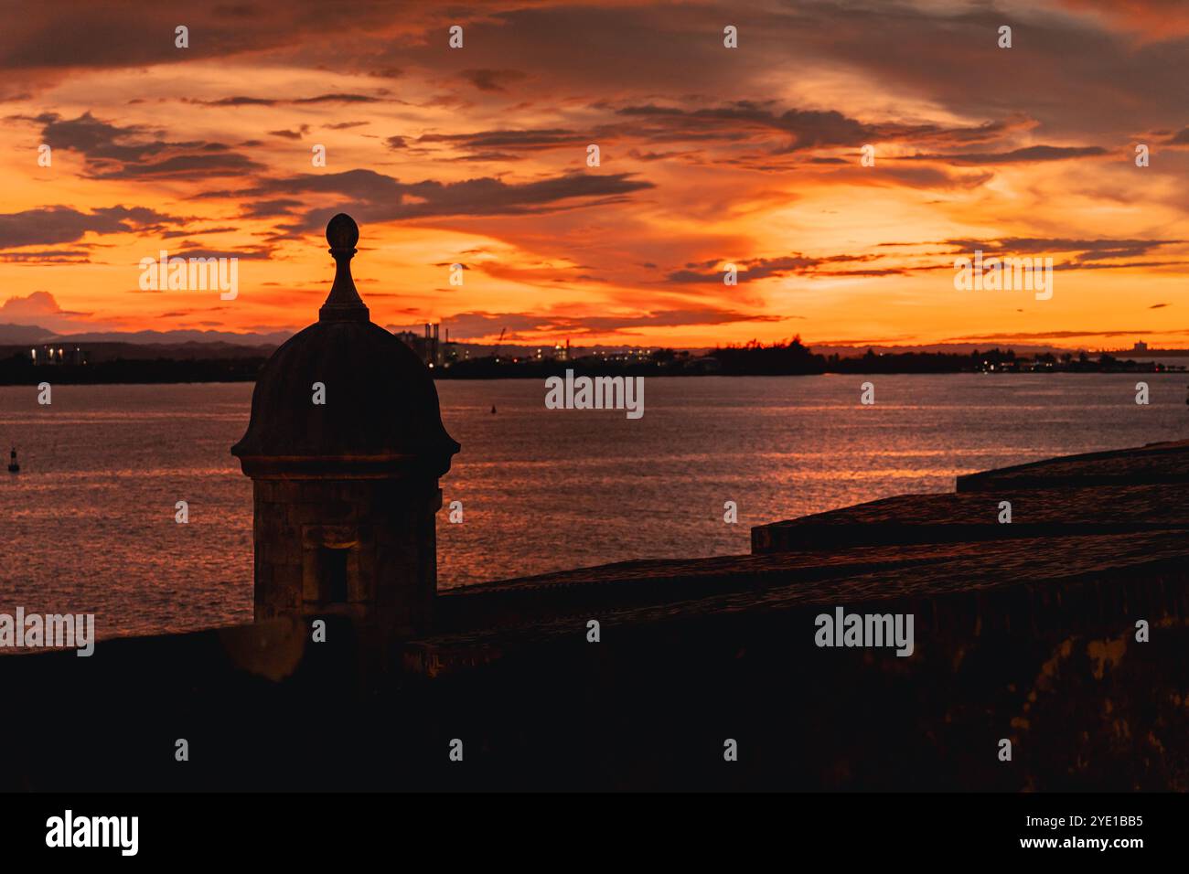 Sagoma Di Uno storico forte "Garita" contro Un vibrante tramonto sull'oceano nella Vecchia San Juan, Porto Rico. Foto Stock