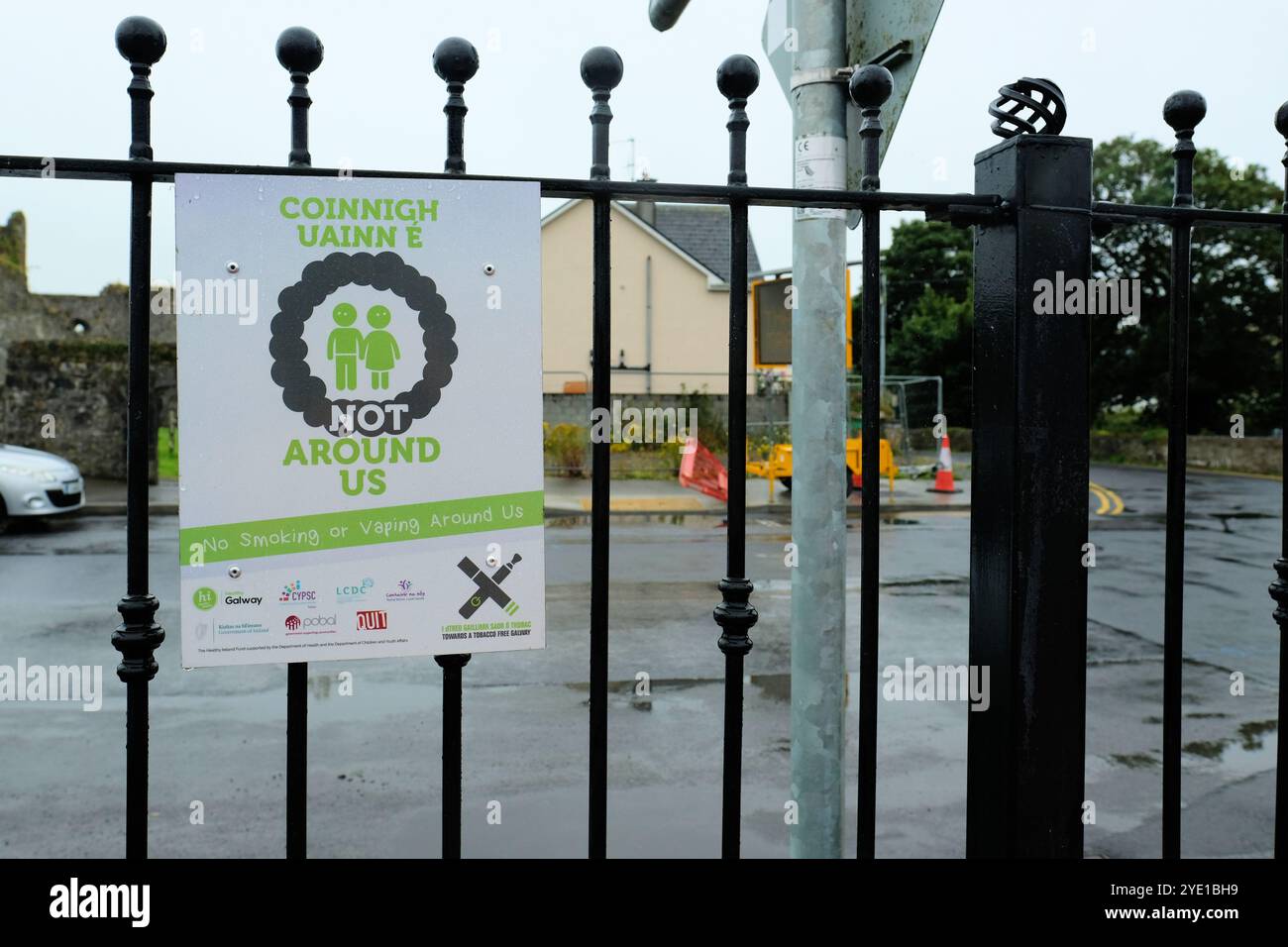 Cartello anti-fumo su una recinzione in ferro battuto a Athenry Park, a Athenry, Contea di Galway, Irlanda; campagna non intorno a noi chiedendo di non fumare o svapare. Foto Stock