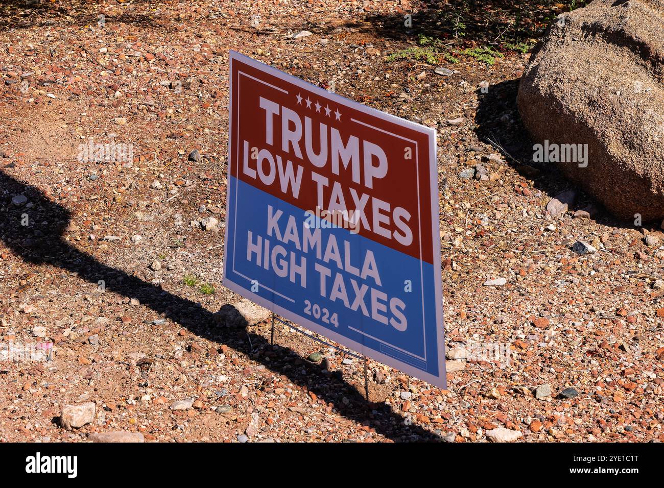 Phoenix Street Corner 10-26-2024 Phoenix, Arizona USA pubblicità politica all'angolo di Phoenix Metro Street che sta accompagnando Trump vs Harris per il Foto Stock