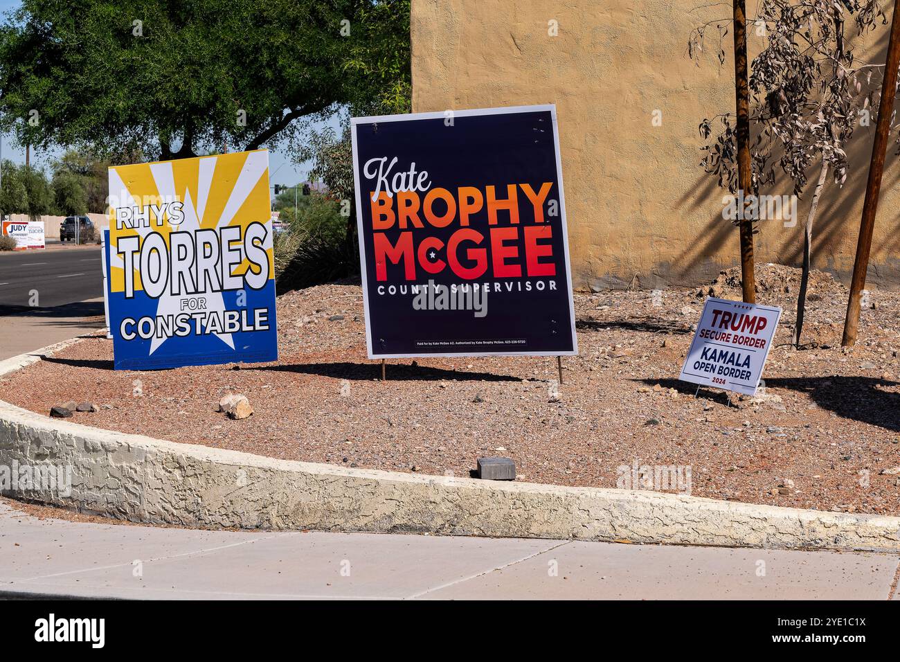 Phoenix Street Corner 10-26-2024 Phoenix, Arizona USA pubblicità politica all'angolo di Phoenix Metro Street che sta accompagnando Trump VS Harris lungo il wisconsin Foto Stock