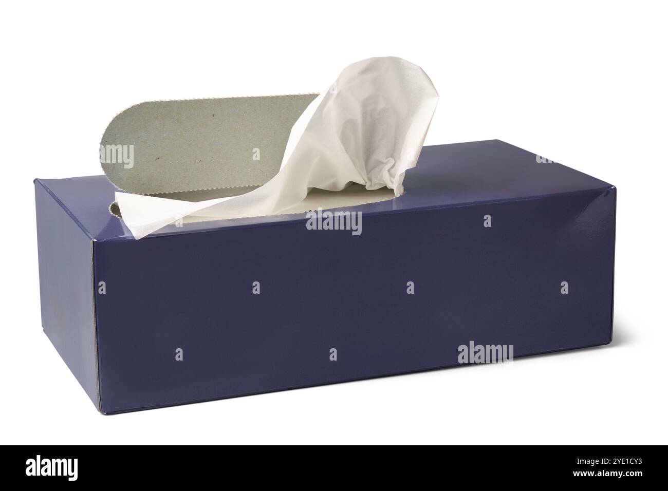 scatola di tessuto facciale blu scuro con apertura perforata per tessuti molli estratti su sfondo bianco isolato, modello mock-up con etichetta vuota Foto Stock