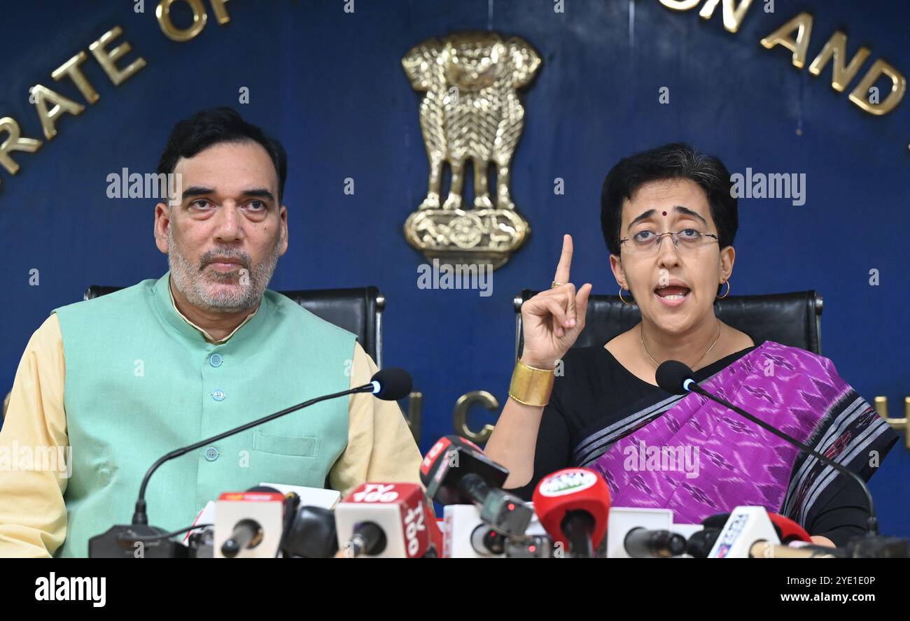 Nuova Delhi, India. 28 ottobre 2024. NUOVA DELHI, INDIA - OTTOBRE 28: Il primo ministro di Delhi Atishi e il ministro dell'ambiente Gopal Rai si rivolgono alla conferenza stampa sulla questione del lavoro da maresciallo presso il Segretariato di Delhi il 28 ottobre 2024 a nuova Delhi, India. Lunedì il governo dell'AAP ha annunciato che avrebbe riutilizzato gli sceriffi degli autobus e i volontari della difesa civile che erano stati precedentemente licenziati, presso il Dipartimento dei trasporti, l'MCD e il Comitato per il controllo dell'inquinamento di Delhi per combattere l'inquinamento. (Foto di Sonu Mehta/Hindustan Times/Sipa USA) credito: SIPA USA/Alamy Live News Foto Stock