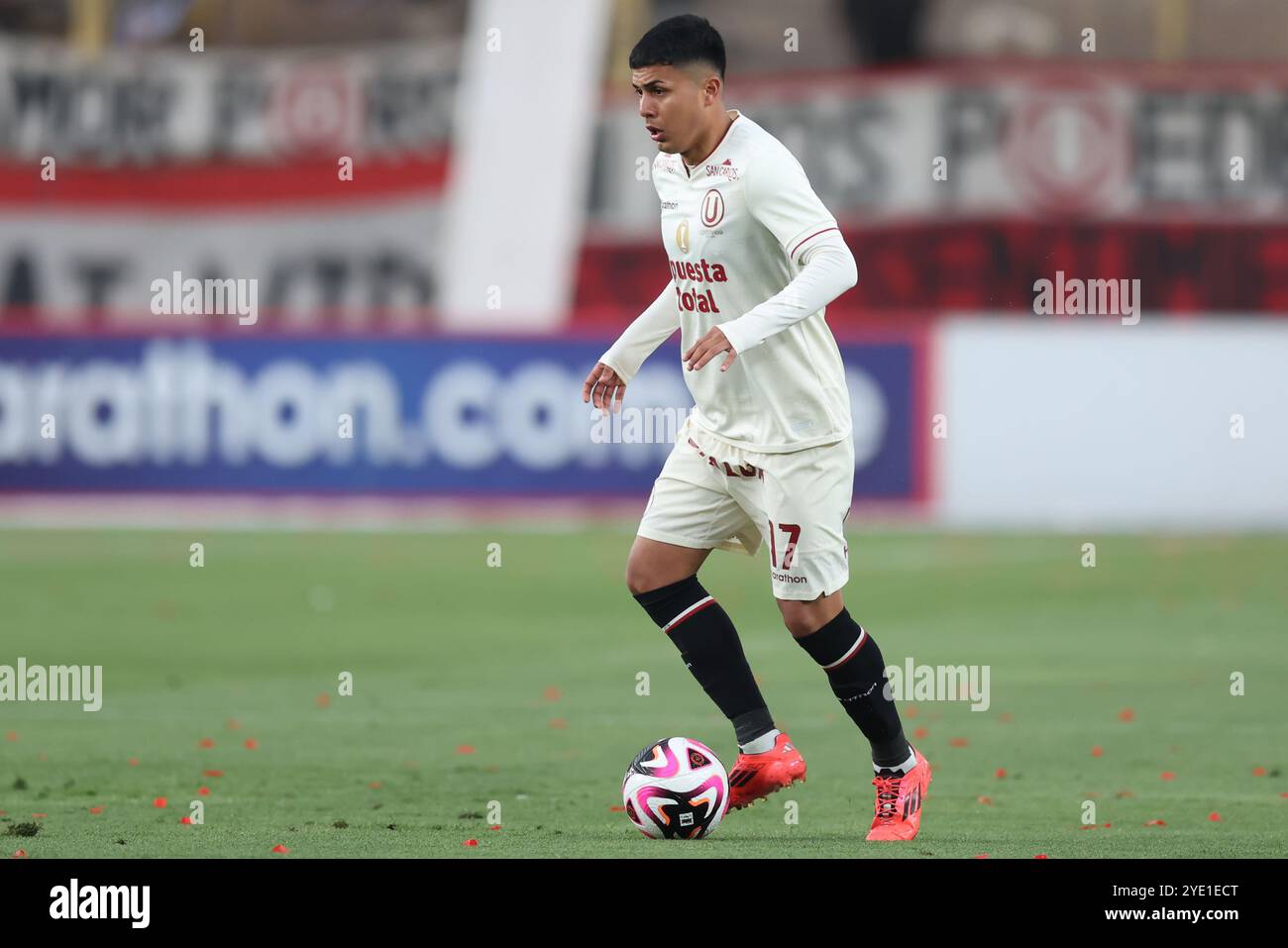 Lima, Perù. 27 ottobre 2024. Jairo Concha dell'Universitario de Deportes durante la partita di Liga 1 tra Universitario de Deportes e Cienciano giocata al Monumental Stadium il 27 ottobre 2024 a Lima, in Perù. (Foto di Miguel Marruffo/PRESSINPHOTO) credito: PRESSINPHOTO SPORTS AGENCY/Alamy Live News Foto Stock