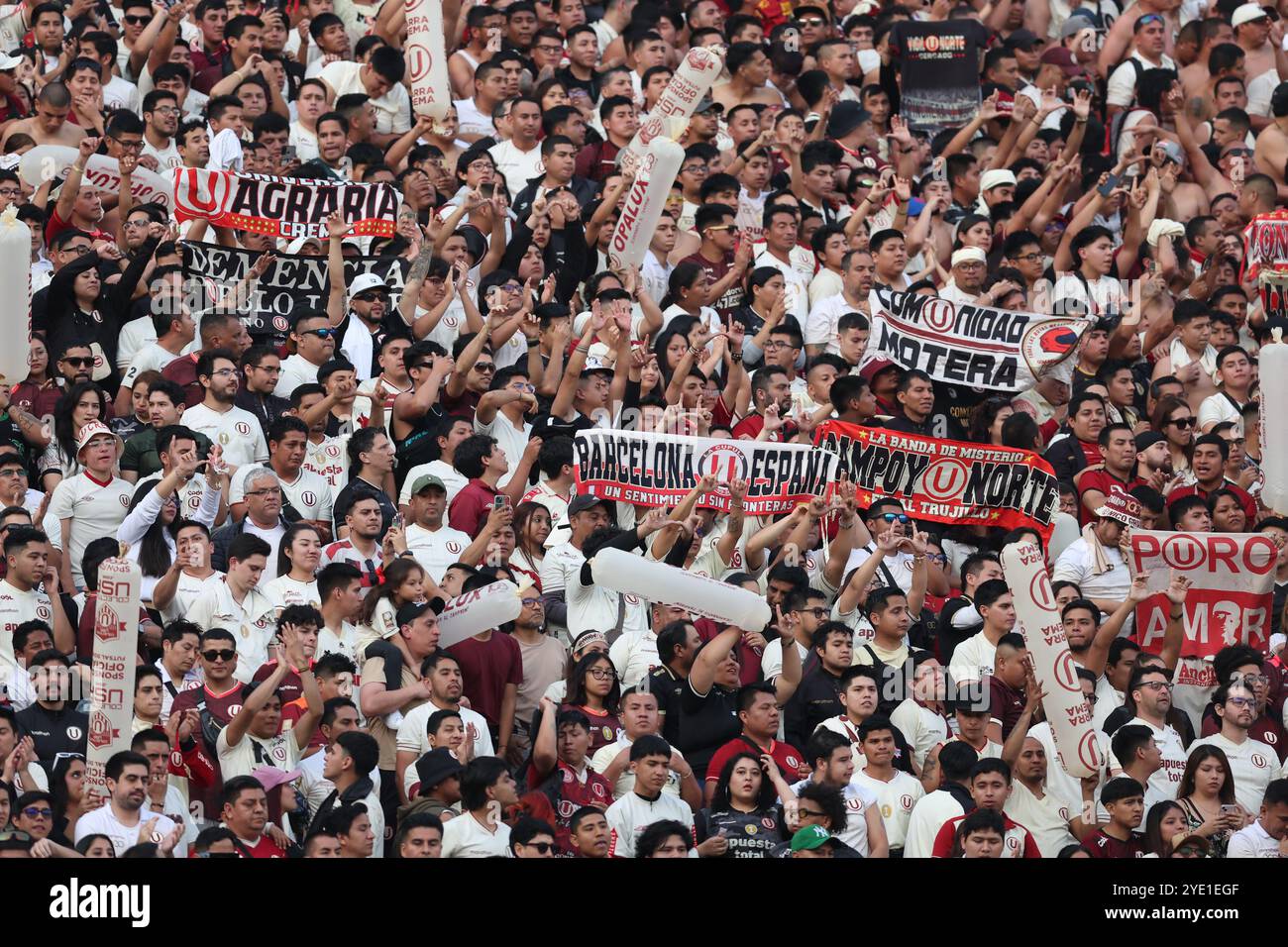 Lima, Perù. 27 ottobre 2024. I tifosi dell'Universitario durante la partita di Liga 1 tra Universitario de Deportes e Cienciano giocata al Monumental Stadium il 27 ottobre 2024 a Lima, Perù. (Foto di Miguel Marruffo/PRESSINPHOTO) credito: PRESSINPHOTO SPORTS AGENCY/Alamy Live News Foto Stock