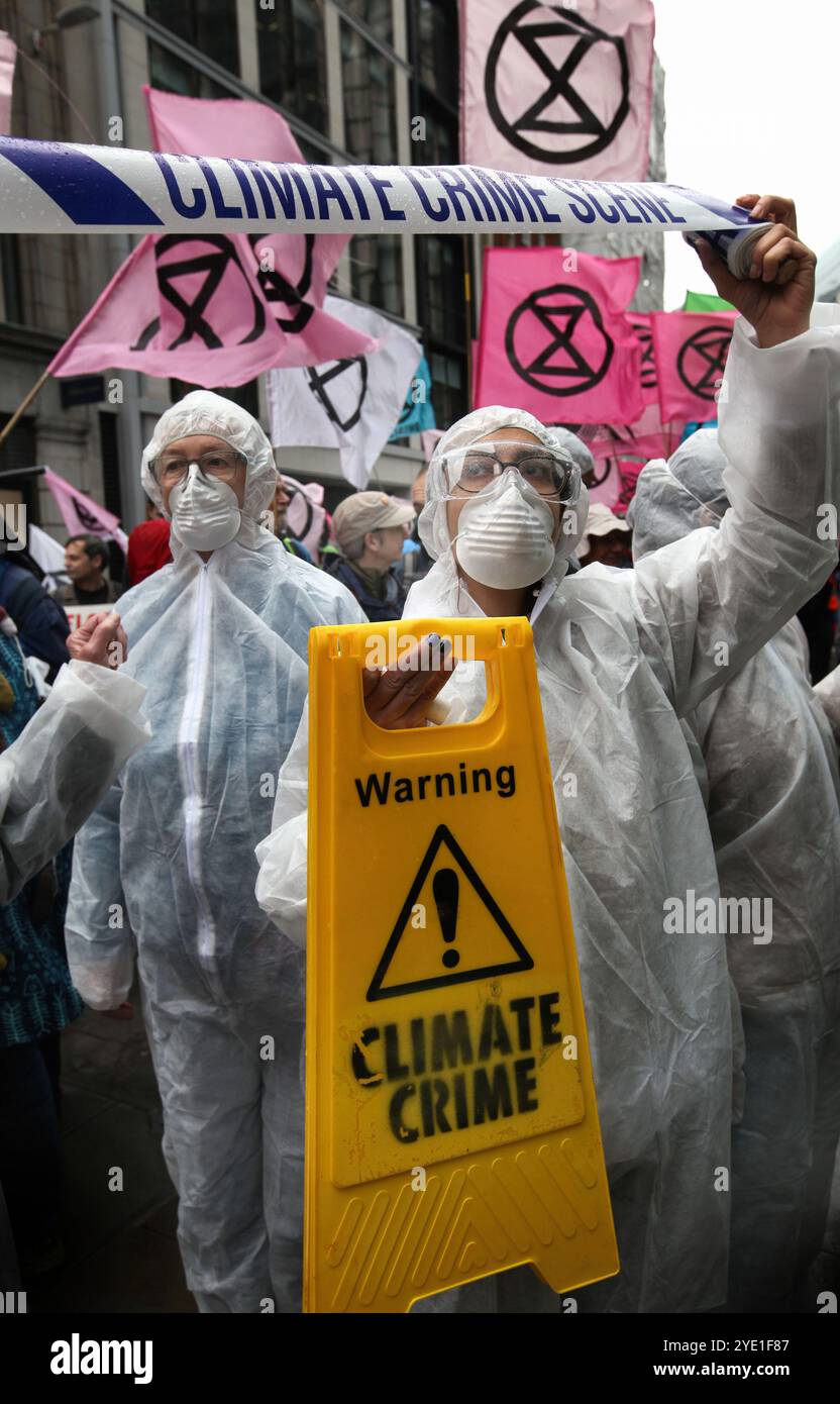 I manifestanti in abiti Hazmat, maschere e nastri della scena del crimine protestano fuori dall'edificio Walkie-Talkie, sede della Tokio Marine Insurance Company. Extinction Rebellion (XR) ha marciato per la City di Londra e si è fermato per dimostrare fuori dagli uffici delle compagnie di assicurazione che continuano ad assicurare le compagnie di combustibili fossili nonostante gli avvertimenti di una crisi climatica da parte degli scienziati. I manifestanti credono che se le compagnie assicurative cessassero il loro coinvolgimento con queste compagnie avrebbero lottato per continuare a lavorare con le mie. L'azione è la prima di una protesta di una settimana diretta specificamente contro la insura Foto Stock