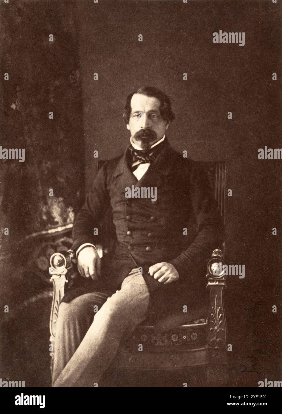 Louis-Napoléon (alias Napoleone III) (1852) una foto del fotografo francese Jean-Baptiste Gustave le Gray. Le Gray è considerato uno dei pionieri della fotografia e uno dei più importanti fotografi degli anni '1800 È noto per le sue innovazioni tecniche, tra cui lo sviluppo del negativo della carta cerata (che conteneva più dettagli del processo sviluppato da Fox Talbot) e le sue stampe combinate, dove usava un negativo per il cielo e un altro per la terra/mare. Foto Stock Louis-Napoléon (alias Napoleone III) (1852) una foto del fotografo francese Jean-Baptiste Gustave le Gray. Le Gray è considerato uno dei pionieri della fotografia e uno dei più importanti fotografi degli anni '1800 È noto per le sue innovazioni tecniche, tra cui lo sviluppo del negativo della carta cerata (che conteneva più dettagli del processo sviluppato da Fox Talbot) e le sue stampe combinate, dove usava un negativo per il cielo e un altro per la terra/mare. Foto Stock