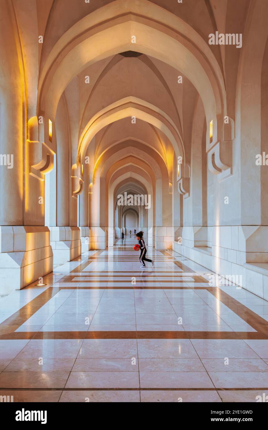 Il grande portico del Palazzo al Alam a Mascate, Oman, mostra l'architettura reale e il fascino mediorientale. Foto Stock