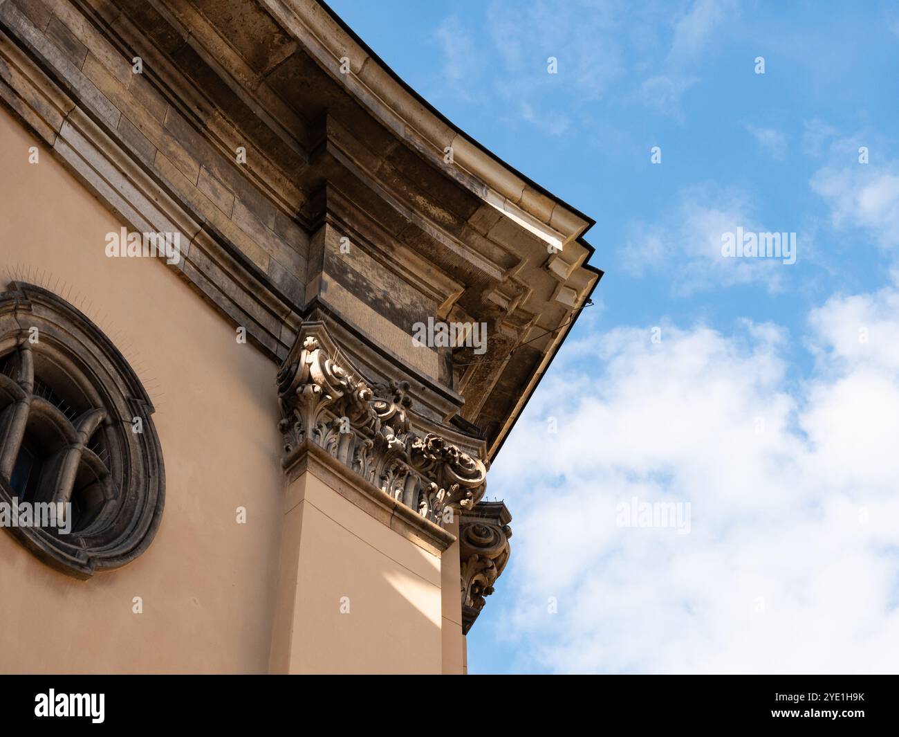 Dettaglio architettonico dell'edificio della chiesa Annenkirche a Dresda. Elementi decorativi nello Jugendstil (art nouveau) realizzati in arenaria. Foto Stock