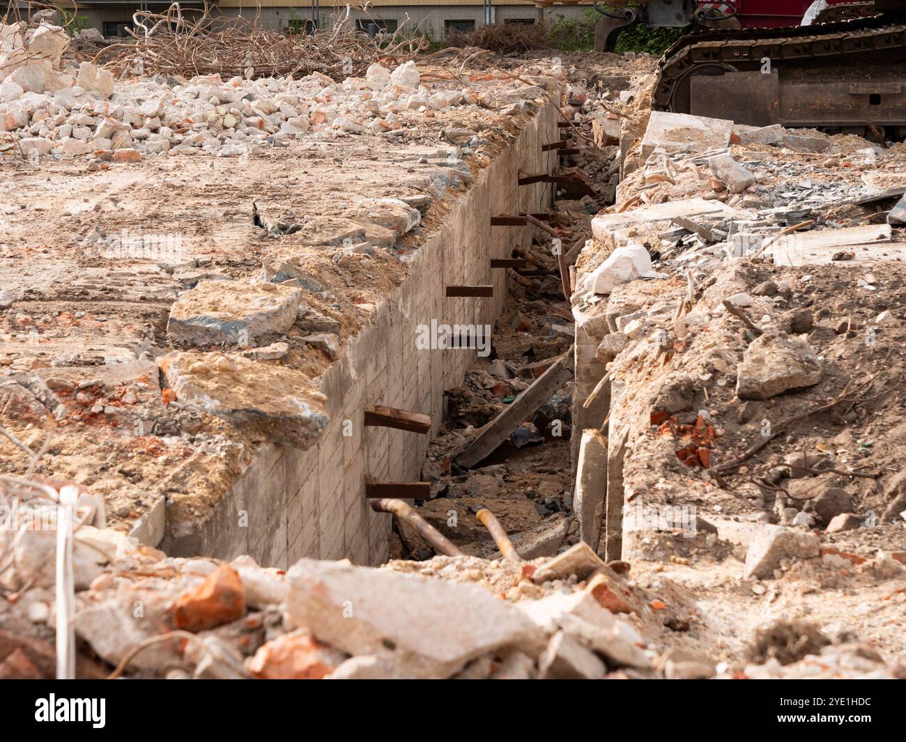 Demolizione di un edificio con solide fondamenta. Piastra di base in acciaio e cemento armato. Macerie dalla muratura che si trovano intorno. Foto Stock