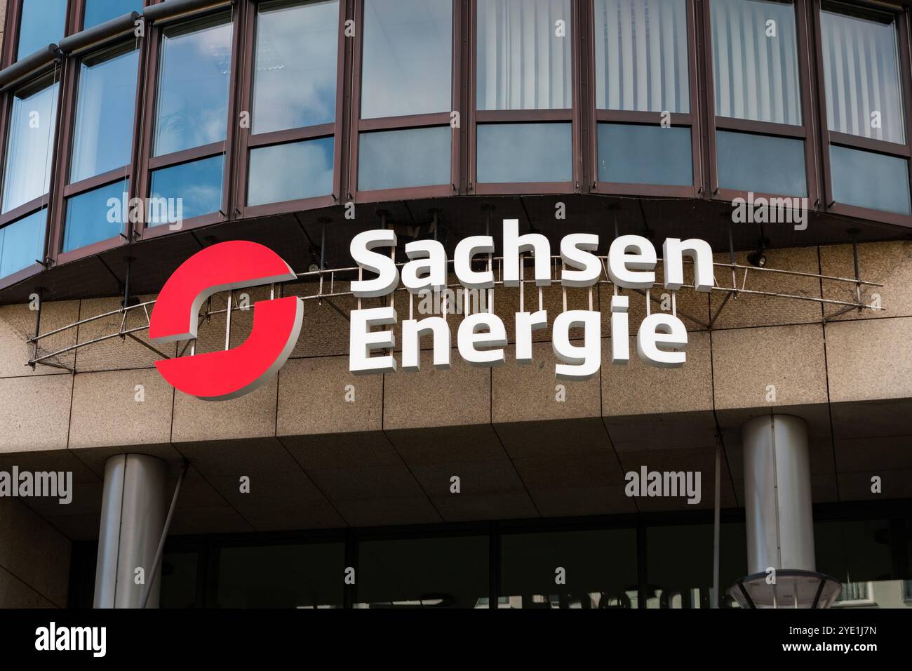 Dresda SachsenEnergie logo della compagnia energetica in Sassonia. Fornisce elettricità, gas, calore e acqua. Inoltre, è un grande datore di lavoro. Foto Stock