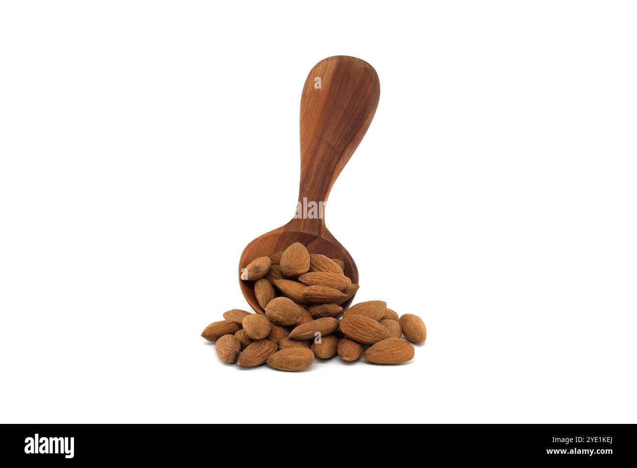 Primo piano di un cucchiaio di legno riempito di mandorle naturali su sfondo bianco. Perfetto per concetti di alimentazione sana, nutrizione e cibo biologico. IDE Foto Stock