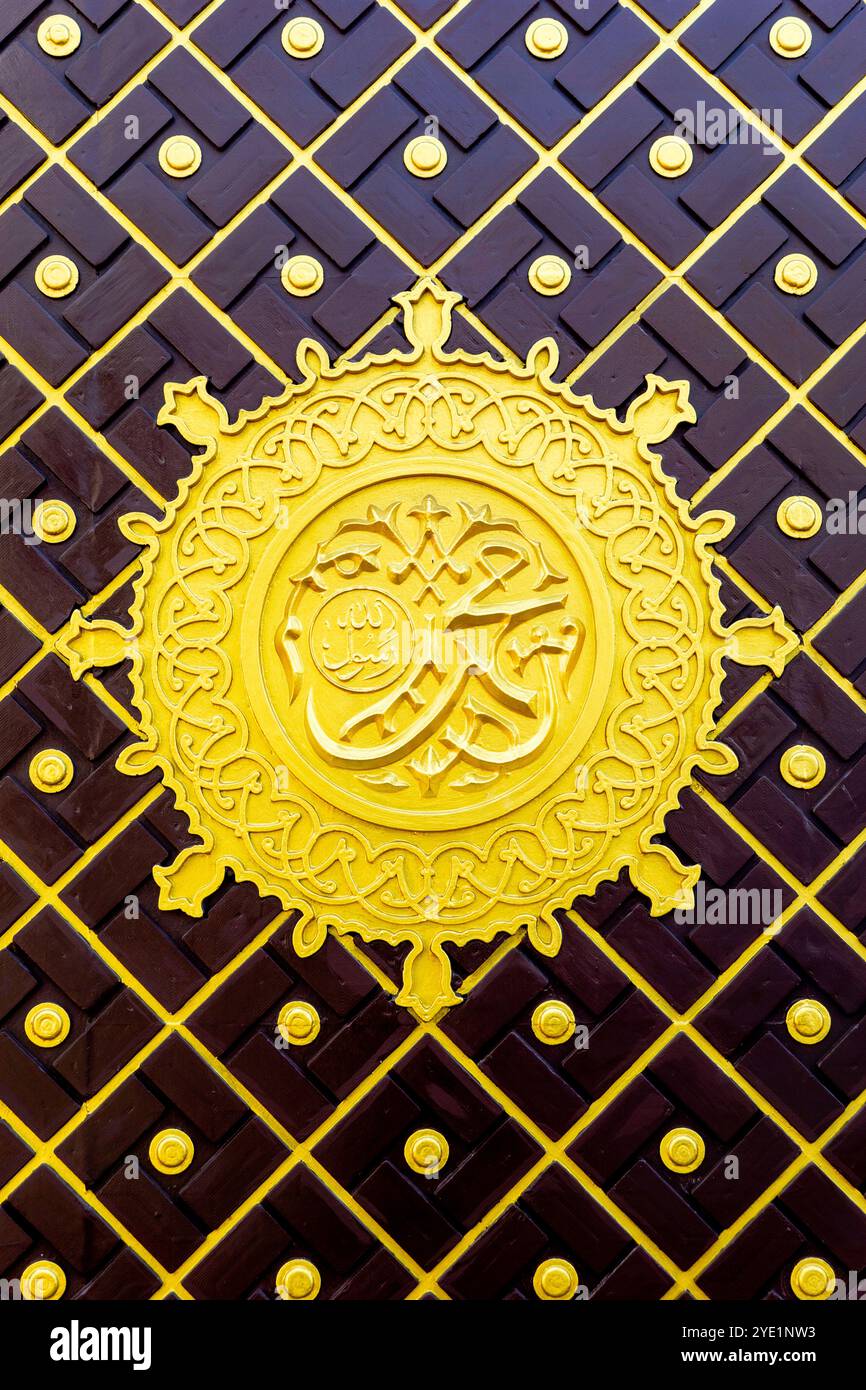 Porta araba con design islamico alla moschea Baidhowi. Questa moschea è simile alla moschea Nabawi di Medina Foto Stock