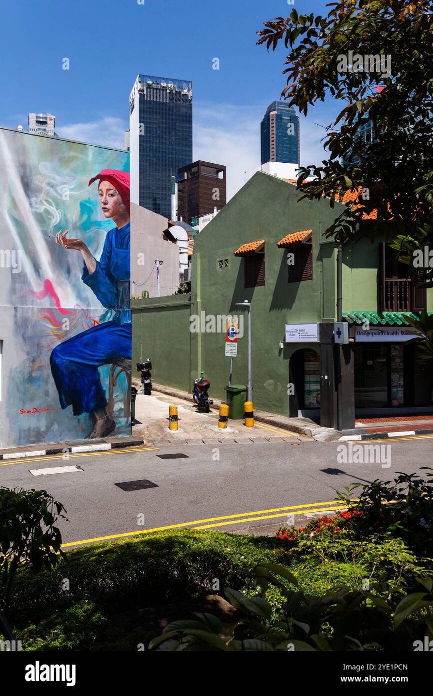 Murale artistico di una donna Samsui sul lato della bottega. Tempo nel cielo blu. Chinatown. Singapore Foto Stock