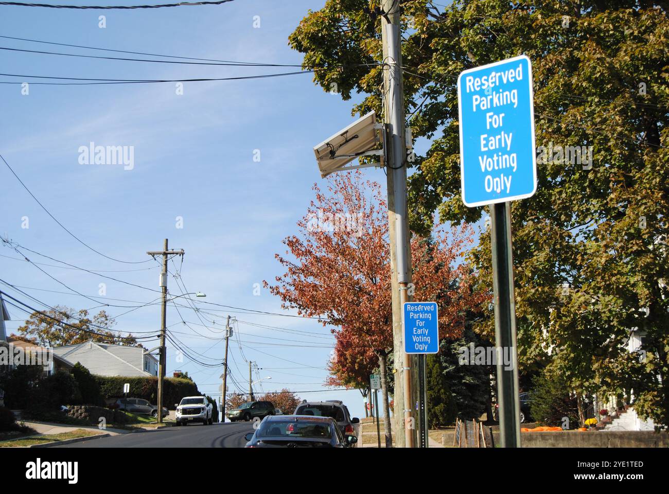 Wood-Ridge, New Jersey, Stati Uniti d'America - ottobre 28 2024: Parcheggio riservato per i cartelli elettorali in anticipo vicino a una sede di votazione anticipata nella contea di Bergen, New Jersey. Foto Stock