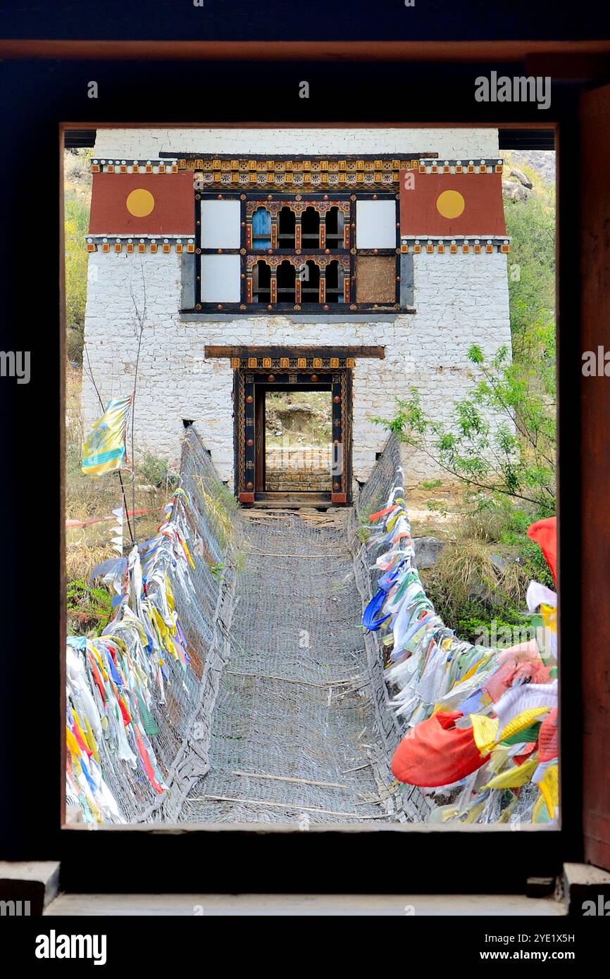 Vista parziale del Ponte della catena di ferro, noto anche come Ponte Tamchoe o Tachog Lhakhang, attraversa il Paro Chhu (fiume) fino allo Dzong, Chokha, Bhutan Foto Stock