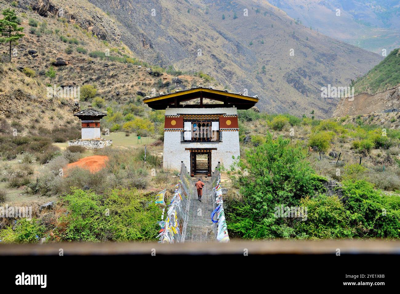 Vista parziale del Ponte della catena di ferro, noto anche come Ponte Tamchoe o Tachog Lhakhang, attraversa il Paro Chhu (fiume) fino allo Dzong, Chokha, Bhutan Foto Stock